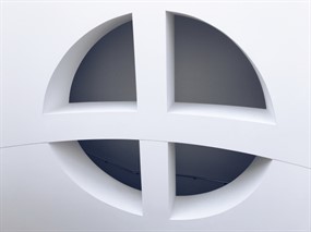 白色石头格子窗户图片